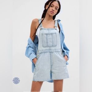 GAP ❤️ NWT Distressed Overall Shorts